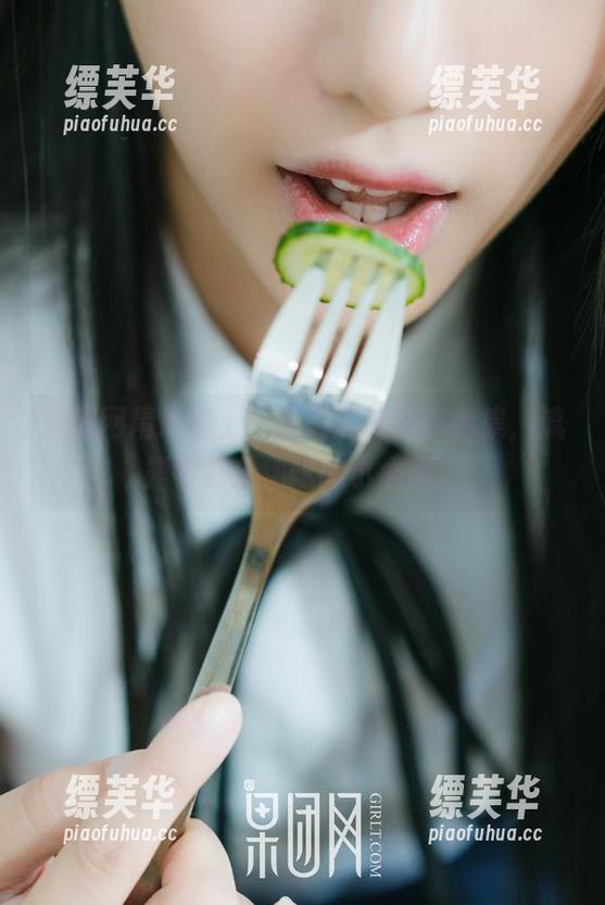 果团网精心奉上：奥莉娜的写真合集，流露着几分细腻的小心思。