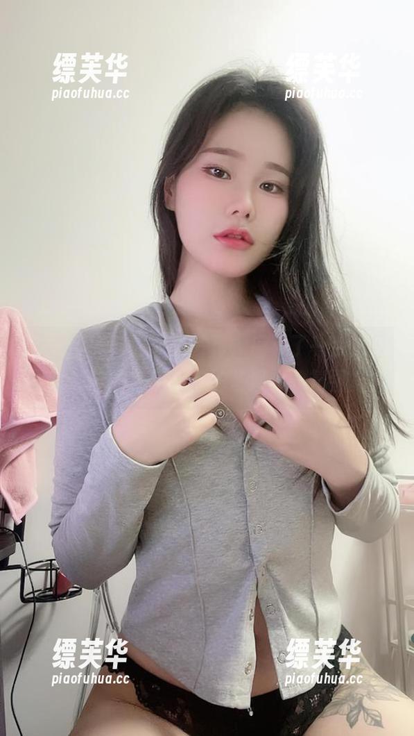 Sira(시라)的居家写真，磨灭了一点点日常琐碎的气息，留了些温馨的氛围。