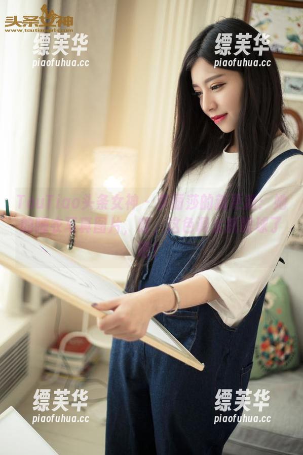 TouTiao头条女神 - 李丽莎的新更新：她的睡衣写真图片，哇，这色调太抓眼球了吧！