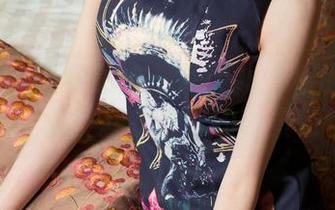 TouTiao头条女神 - 赵灵儿的私房照片:教室就是最好的背景