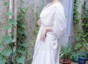 Xiuren秀人网 - 萌琪琪Irene泳衣写真更新:她在水里像一条快乐的小鱼,我却像冒水的洗衣机!