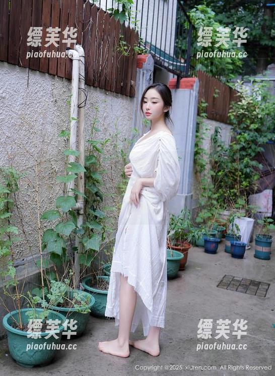 Xiuren秀人网 - 萌琪琪Irene泳衣写真更新：她在水里像一条快乐的小鱼，我却像冒水的洗衣机！
