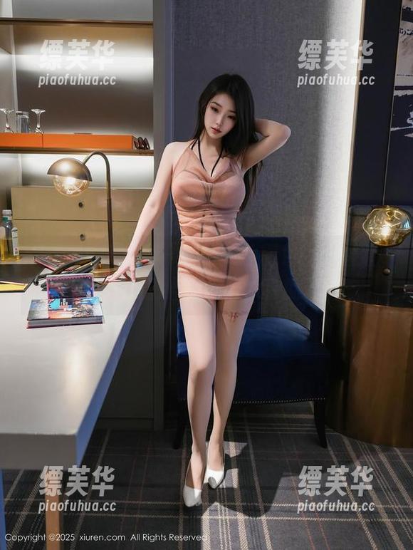 Xiuren秀人网 - 最新泳池图包，陆萱萱cecillia扔给你一缕水波的诱惑