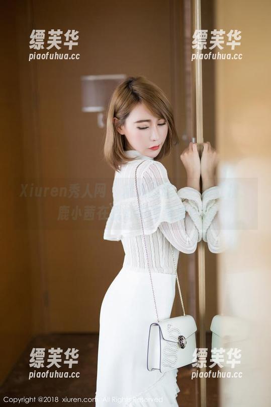 Xiuren秀人网 - 精选回眸，一袭红裙：鹿小茜在我心中的叛逆告白