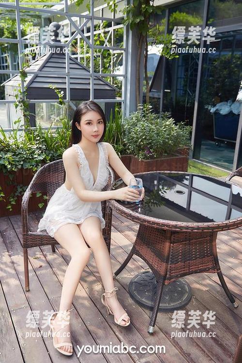 YouMi尤蜜荟 - 图包上线：合法萝莉空姐，带你体验别样的空中旅程。