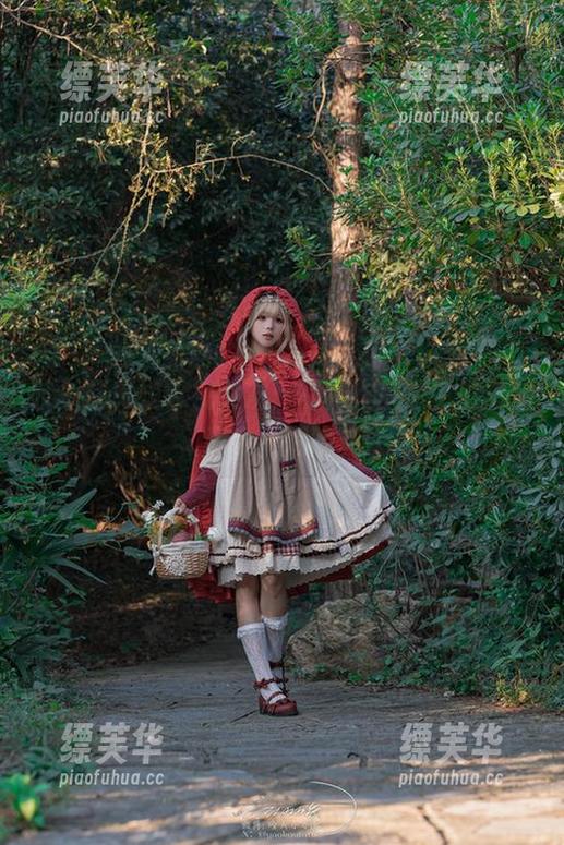 咬一口兔娘审视女友，写真作品集中的俏皮形象大揭晓。