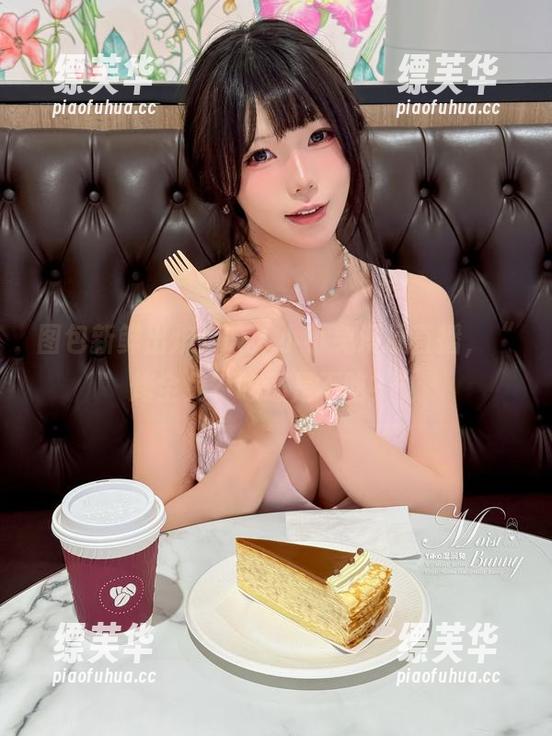 图包新鲜出炉：咬人小小兔漫展直播，“烤全兔？吃还是不吃？”