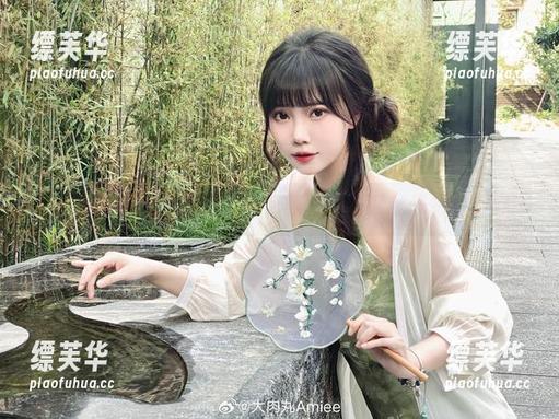 大肉丸Amiee的海边写真合集：连海浪都想拍的姿势！