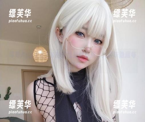 写真App上女主K的在线初秋穿搭，大趣味隐藏每个细节
