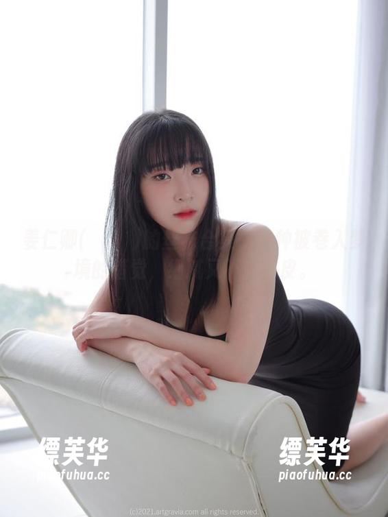 姜仁卿(강인경)的丝袜合集：有种被卷入梦境的错觉，细腻又不失调皮。