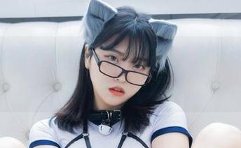 宋哈娜的皮衣写真,竟然能让人发散出不少联想,果然牛逼。