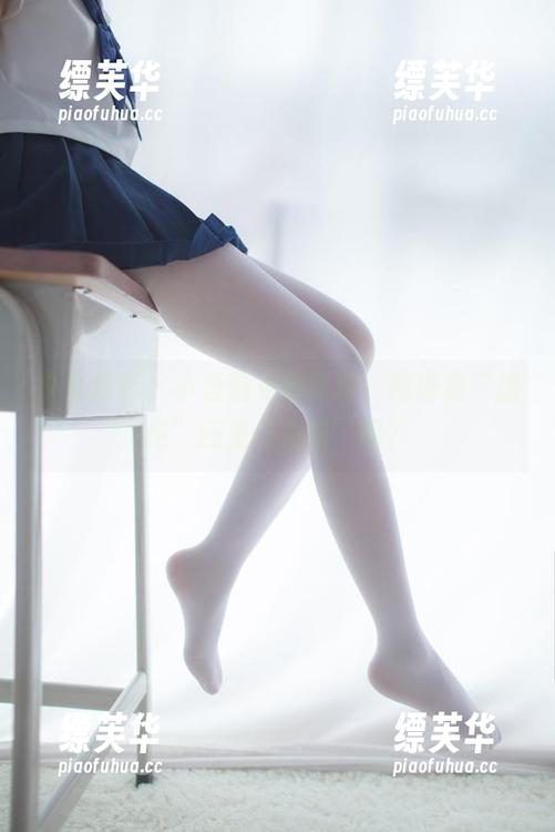 少女秩序 - 小鱼的免费写真，眼镜是“加持”还是“灾难”呢？