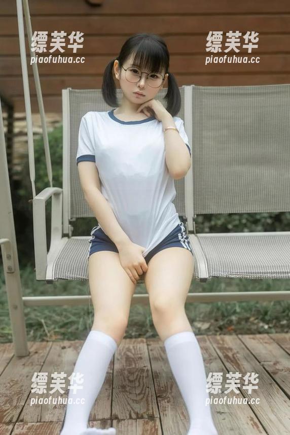 Airi,幼水铃衣的作品，cos与图片交织，那种暧昧我不想说出口。