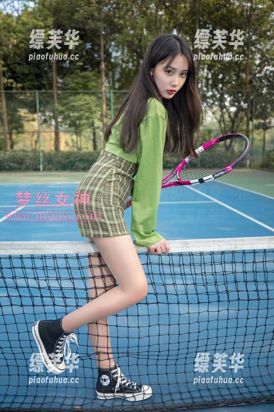 梦丝女神 - 在线注意：香萱的图集里，不小心就彷佛走错了剧组的美美套装！