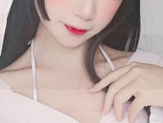 樱落Selena满屏在线:高清记录下的碧蓝航线与华甲僵尸,眼神交错间的寓言