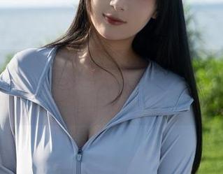 潜水一下:浅安安的泳装私拍图包,水中反光不止
