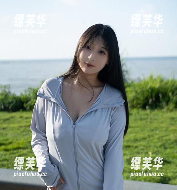 潜水一下：浅安安的泳装私拍图包，水中反光不止