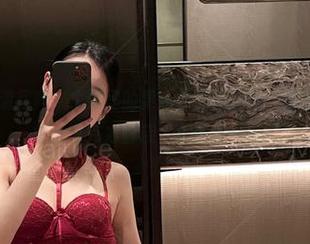 微密圈 - 高清写真:牛奶里的果汁穿黑色套装,竟然就像新鲜出炉的巧克力蛋糕,真想咬一口。