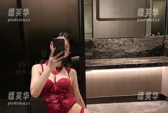 微密圈 - 高清写真：牛奶里的果汁穿黑色套装，竟然就像新鲜出炉的巧克力蛋糕，真想咬一口。