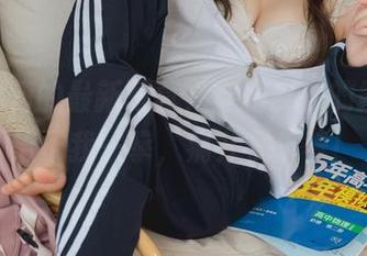神沢永莉的最新写真,穿着皮衣的她好像给了我一拳,痛并快乐着!