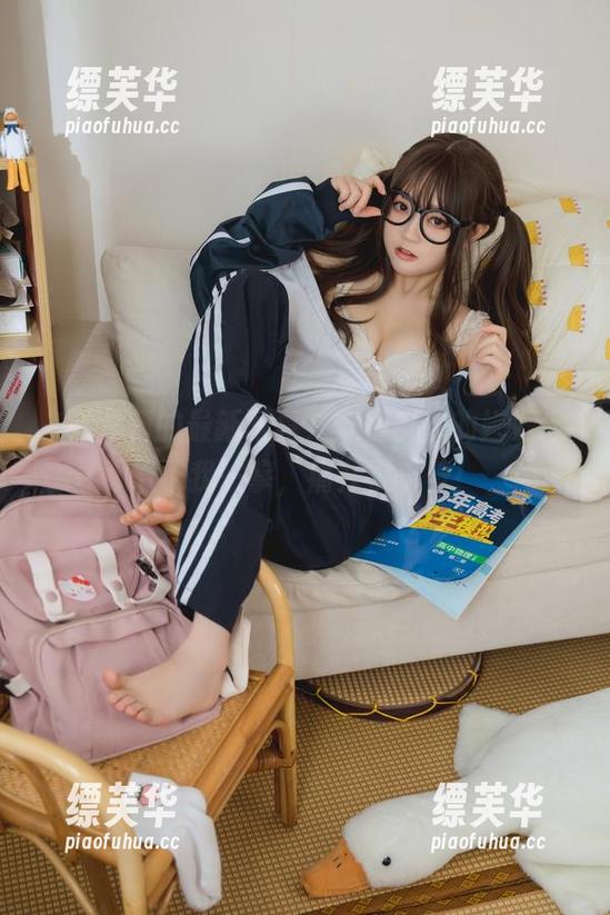 神沢永莉的最新写真，穿着皮衣的她好像给了我一拳，痛并快乐着！
