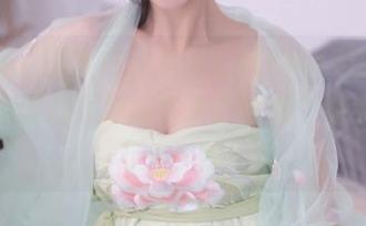 秀人网 - 图集中，伊小七MoMo身穿职业装，满满都是职场实力的馈赠，着实让人心头一热！