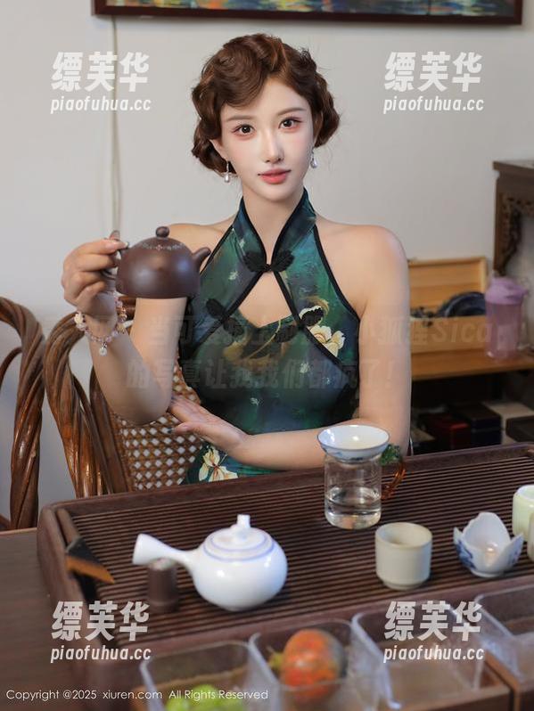 秀人网 - 当可爱撞上制服，小狐狸Sica的写真让我我们都疯了！