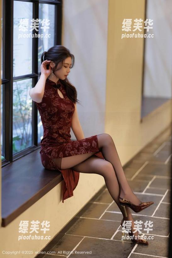秀人网 - 下载杨晨晨sugar的黑丝美腿翘臀写真集，保证让你想多看几眼。