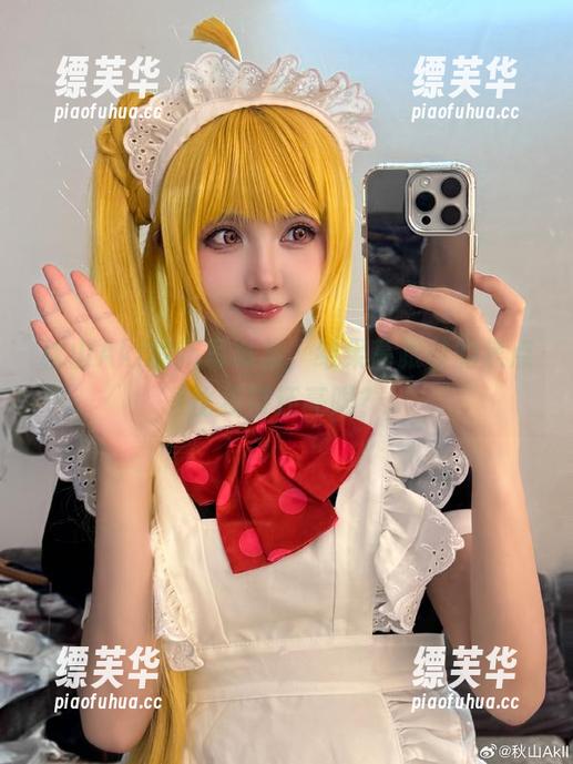 秋山AkI的新写真集，结果高跟鞋的焦点比模特还亮眼？