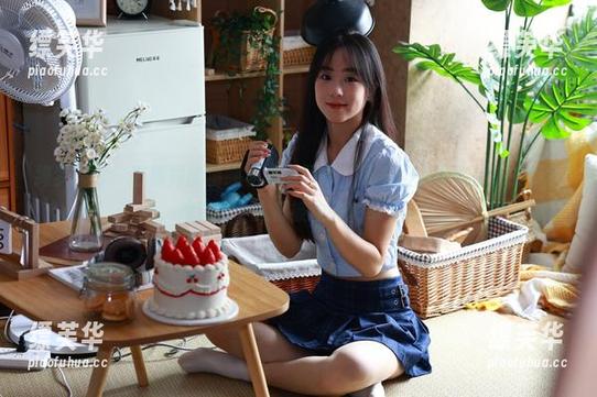 绮梦摄影 - 在露露的清纯私拍原图中，我发现了不请自来的少女心，难道整个人都被甜甜的草莓醒了？