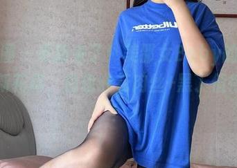 微密圈 - 更新来了!美邵女Baby的写真又玩新花样,白色嵌花肉丝+黑丁值得一看!