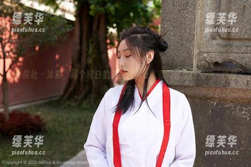 蜜桃社 - 冰露，那个纯白的定制图真让人想同化于白光中，得想办法逃生了。
