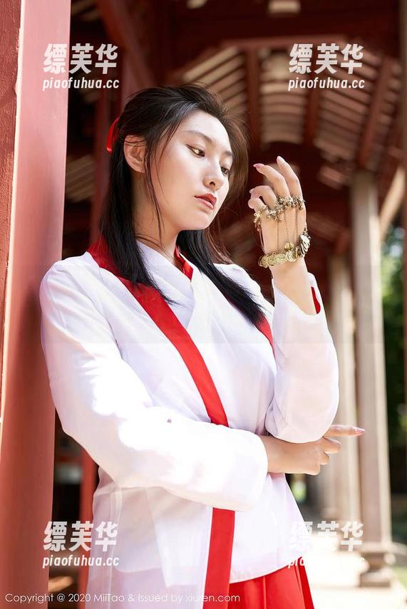 蜜桃社 - 白裙不只有仙气，桃乃香Tina这图里到底有什么不可描述的？
