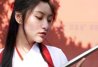 蜜桃社 - 美绪的海边,图库里的一幅画,可算是”美在大海的怀抱“。