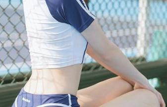 许岚LAN的牛仔短裤照:网盘里的少女,在梦与现实间摇摆。
