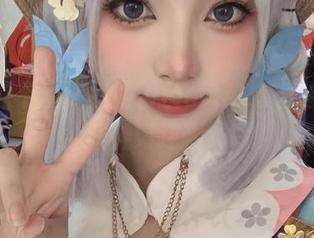 我们先不谈许枳的粉色cos,套图里那个眼神好迷啊!