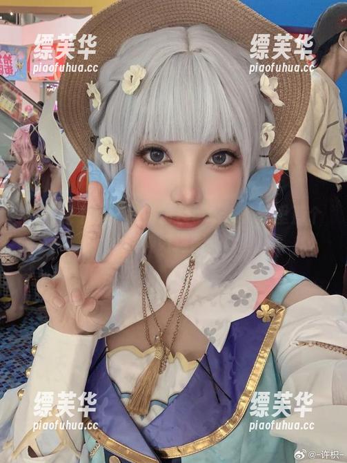 我们先不谈许枳的粉色cos，套图里那个眼神好迷啊！
