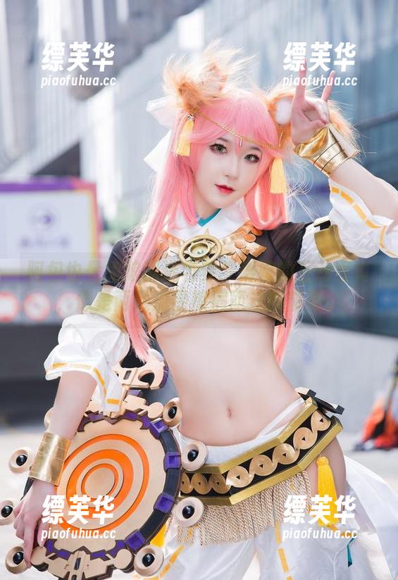 阿包也是兔娘精选与梦梦舞娘的互动写真，像是两颗流星擦肩而过的节奏。