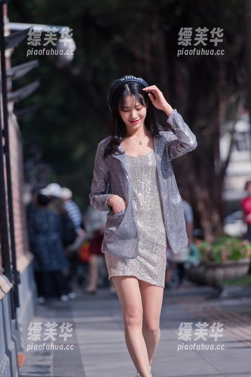 魔镜街拍 - 今天也是看婷婷的写真日！白色吊带加黑丝，能不能让我说点‘腿’子话？