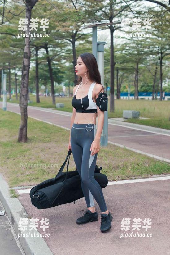 魔镜街拍 - 把工作穿成裙：婷婷的粉裙与私房写真日常