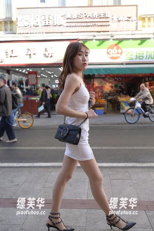 魔镜街拍 - 曼曼的白衬衫美学：你会爱上这份单纯的“白”吗？