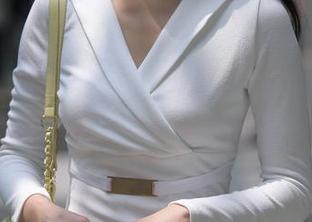 魔镜街拍的这张图片,那个女人似乎从未真正走过,这感觉……